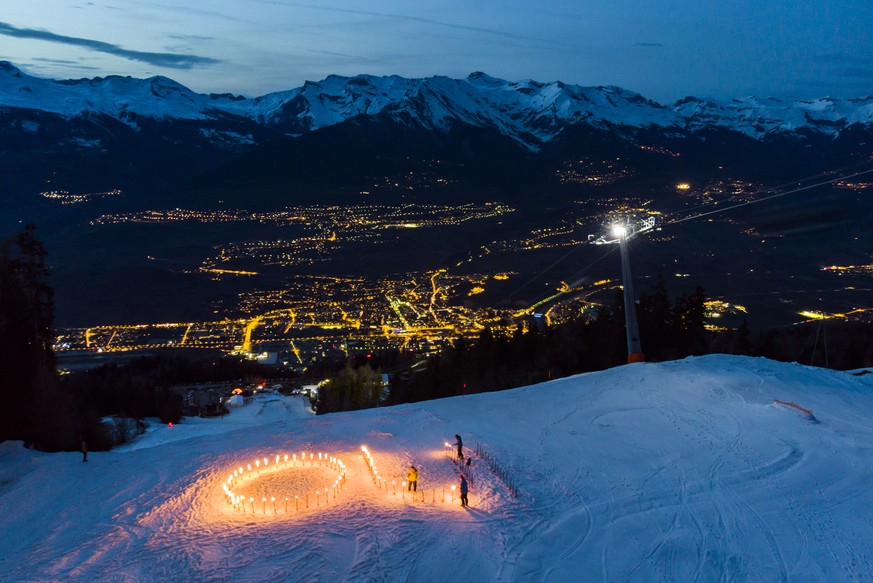 THEMENBILD ZUR ABSTIMMUNG WALLIS UEBER OLYMPIA KANDIDATUR SION 2026 --- People light torches on the ski slope &quot;La Piste de l&#039;Ours&quot; forming the word &quot;Oui&quot; (yes in French), duri ...