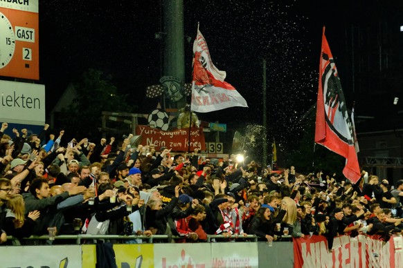 Winterthur Fans jubeln nach dem Tor von Samir Ramizi. 