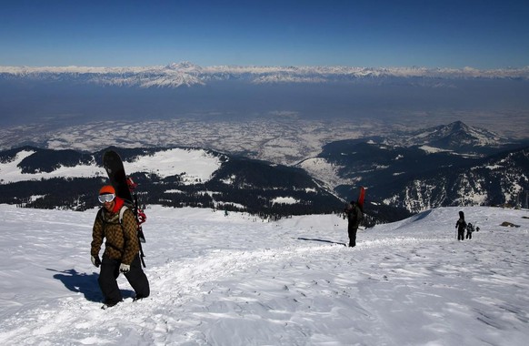 Von der Bergstation auf 3980 Metern geht's zu Fuss auf den 4124 Meter hohen Apharwat.