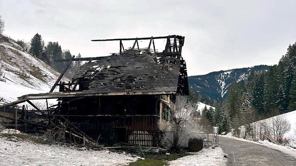 HANDOUT - Das abgebrannte Wohnhaus in Wiggen LU am Montag, 22. Januar 2024, wo drei tote Personen geborgen worden sind. Drei weitere Personen wurden verletzt. Die Brandursache war am Montagmorgen noch ...