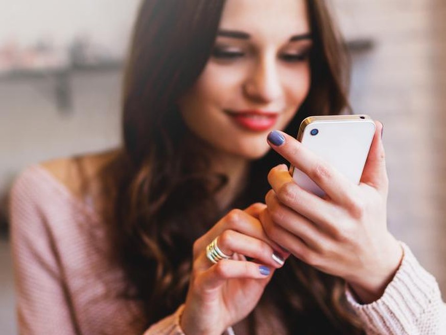 frau handy mobile tinder online dating roaming blabla dini mueter