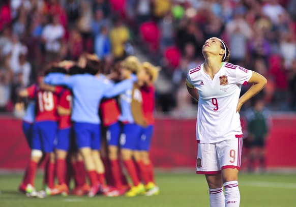 June 17, 2015: Veronica Boquete ( 9) of Spain looks up to the sky in disappointment as Team Korea celebrate in the background the FIFA 2015 Women s World Cup Group E match between Korea and Spain at L ...