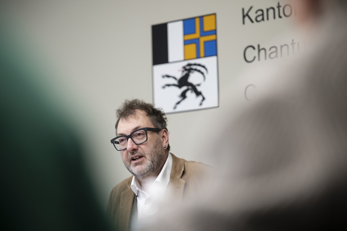 Regierungsrat Peter Peyer, aufgenommen an einer Medienkonferenz der Regierung nach der Verhaftung von mutmasslichen Drogenhaendlern der Mafia, am Mittwoch, 1. April 2026, in Chur. Vier der sieben Verh ...