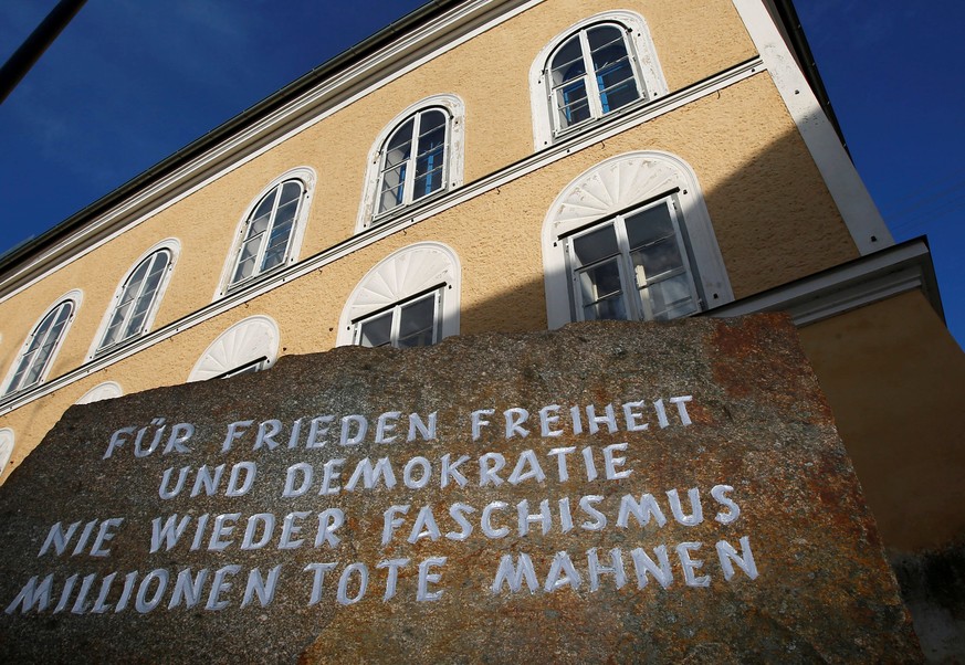 Vor dem Gebäude befindet sich derzeit ein aus dem ehemaligen Konzentrationslager Mauthausen stammender Mahnstein aus Granit.
