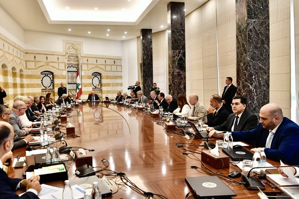 epa12288463 Lebanese President Joseph Aoun (C) presides over a cabinet session at the presidential palace in Baabda, east of Beirut, Lebanon, 07 August 2025. The Lebanese cabinet is meeting to deliber ...