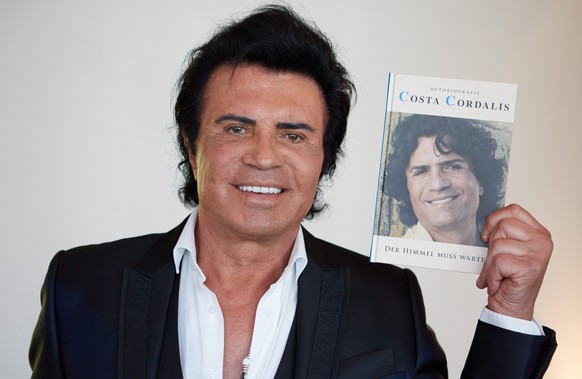 epa04217576 Greek-born German singer Costa Cordalis poses with his autobiography &#039;Der Himmel muss warten&#039; (Heaven must wait) in Hamburg, Germany, 21 May 2014. The 70-year-old made his breakt ...
