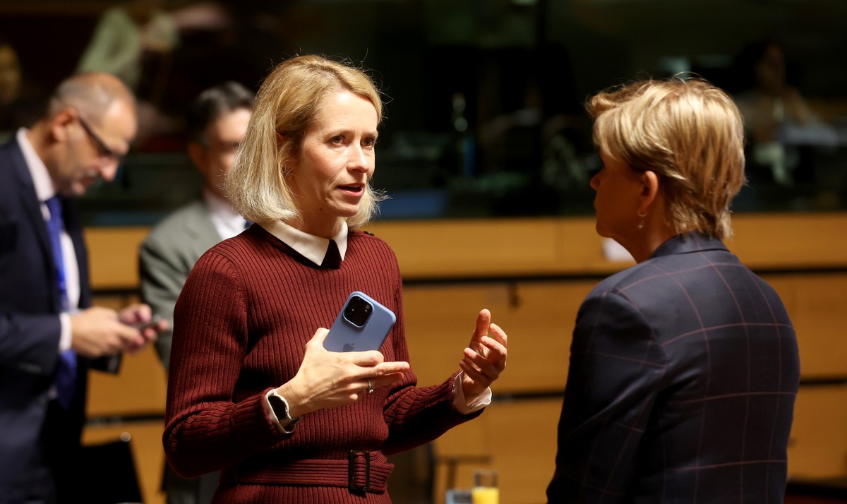 epa13298117 High Representative of the European Union for Foreign Affairs and Security Policy Kaja Kallas (L) and Latvian Foreign Minister Baiba Braze (R) attend the EU Foreign Affairs Council meeting ...