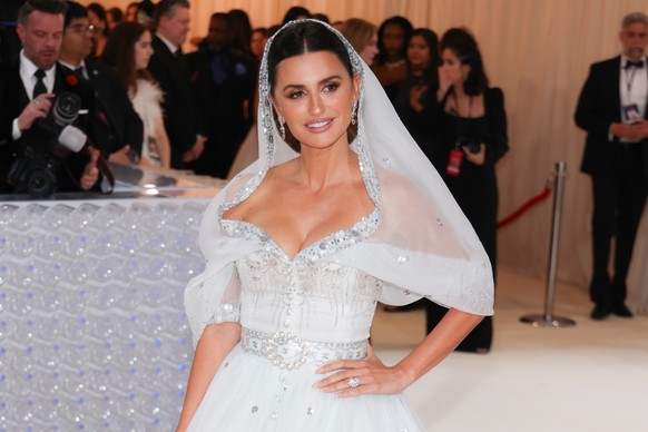 epa10602935 Spanish actor Penelope Cruz arrives on the red carpet for the 2023 Met Gala, the annual benefit for the Metropolitan Museum of Art&#039;s Costume Institute, in New York, New York, USA, 01  ...
