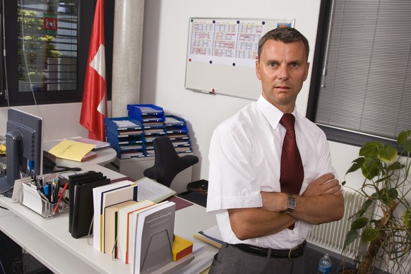 Kurt Bloechlinger, Chef der Bundeskriminalpolizei BKP in seinem Buero in Bern am Mittwoch, 19. Juli 2006. Der 42jaehrige Jurist, Buerger von Goldingen SG, hat in seiner Funktion im Bundesamt fuer Poli ...