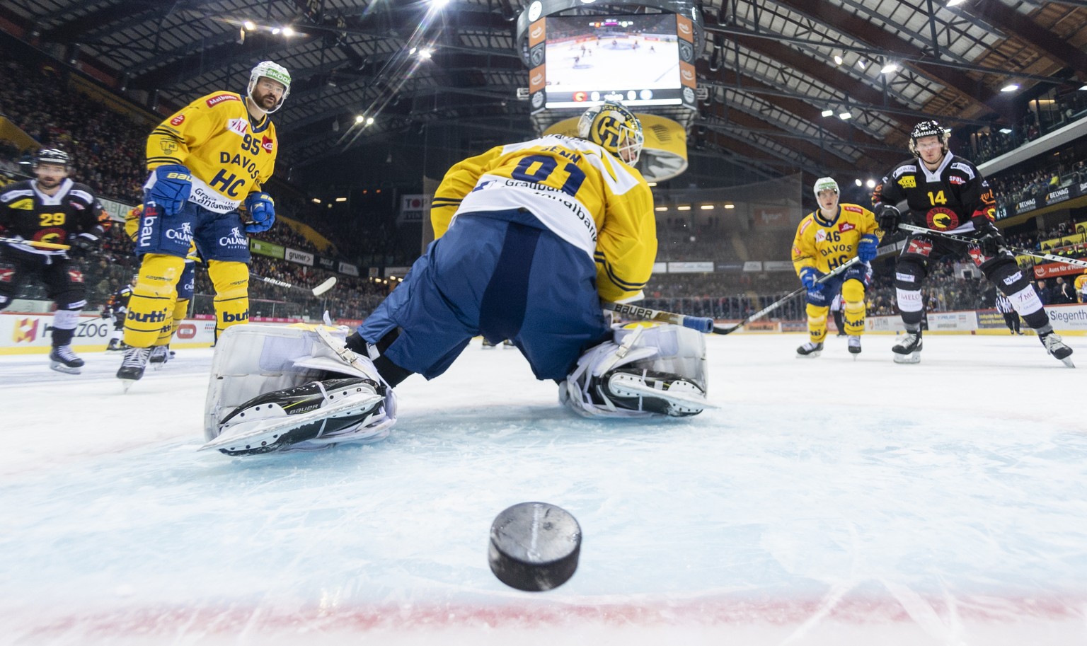 Davos&#039; Torhueter Gilles Senn, Mitte, muss den Puck zum 1:0 passieren lassen, im Eishockey Meisterschaftsspiel der National League zwischen dem SC Bern und dem HC Davos, am Samstag, 11. Dezember 2 ...