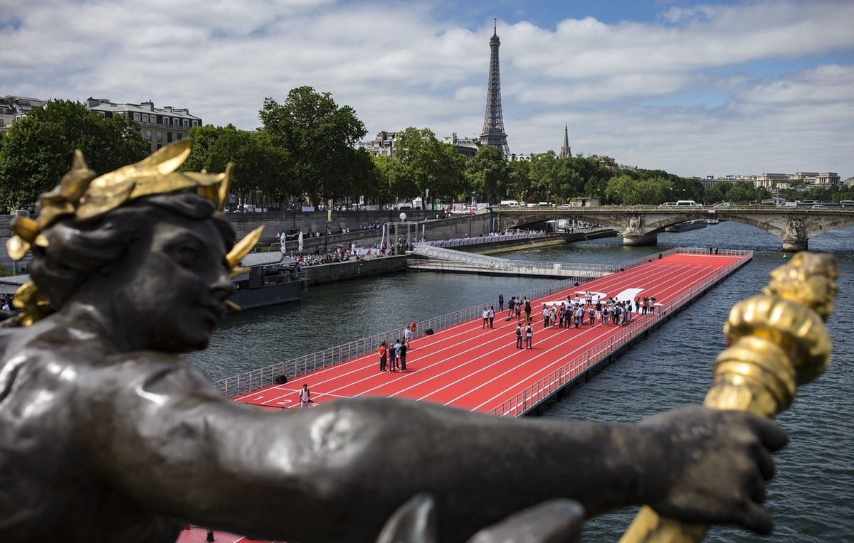 ARCHIV - ZUM KEYSTONE-SDA-TEXT UEBER DIE VENUES AN DEN OLYMPISCHEN SPIELEN 2024 IN PARIS STELLEN WIR IHNEN FOLGENDES BILDMATERIAL ZUR VERFUEGUNG - epa06045463 A view from the Pont Alexandre III of an  ...