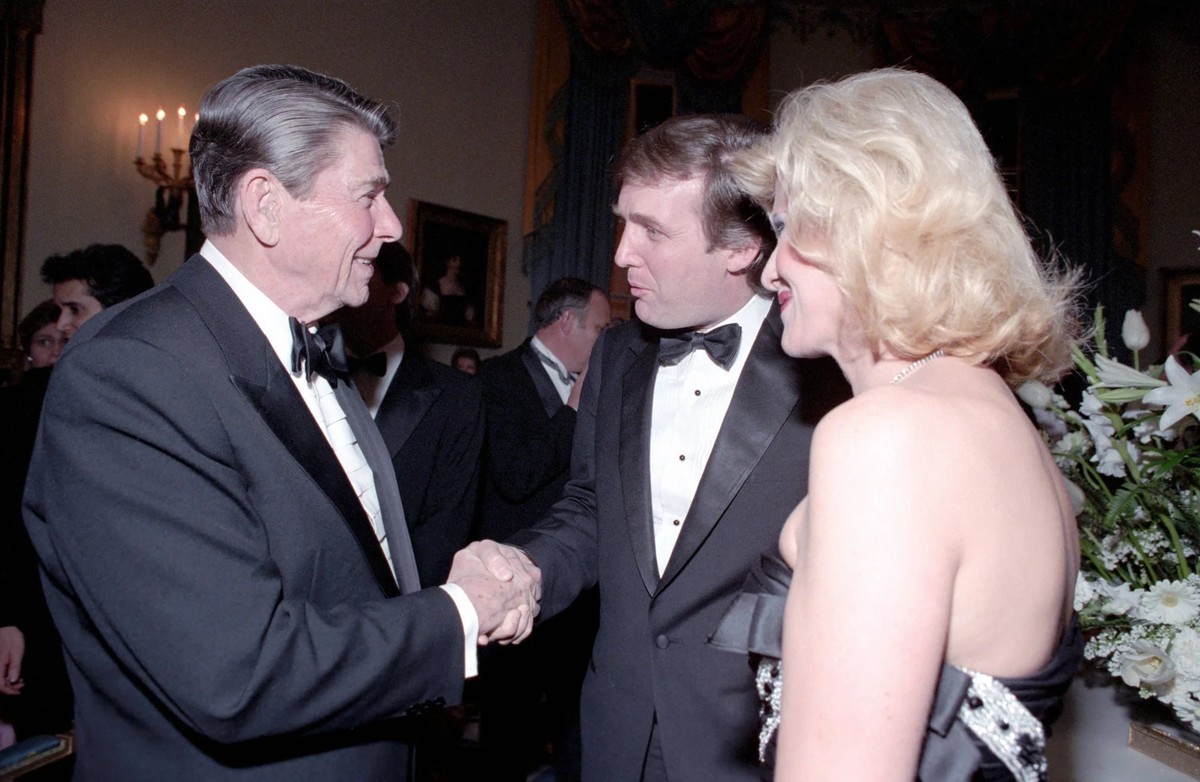 Lors d'un dîner organisé en l'honneur du roi Fahd d'Arabie saoudite en 1985, les Trump ont probablement offert à Ronald Reagan la montre achetée à Saint-Moritz.