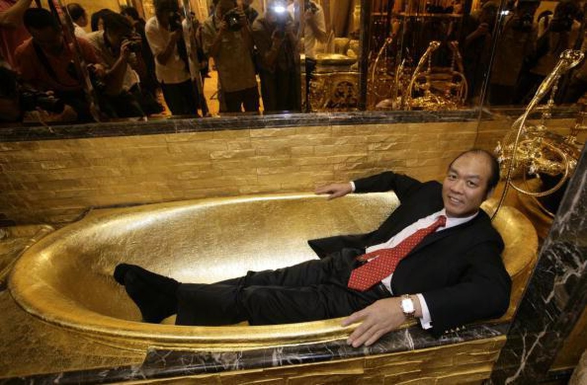 Lam Sai Wing in seiner goldenen Badewanne.