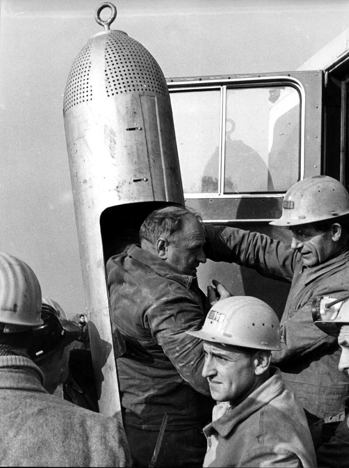 Ein Bergmann prueft am 30. Oktober 1963 auf dem Gelaende der Grube 'Mathilde' in Lengede die Groesse einer sogenannten 'Rettungs-Bombe', mit der die eingeschlossen Bergleute ans Ta ...