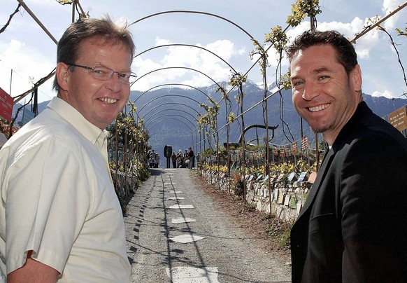 Robert Dill Bundi, a gauche, et Pascal Richard, a droite, les deux seuls champions Olympiques Suisses dans le domaine du cyclisme, se sont rendus sur la Colline Ardente de la Vigne a Farinet a Saillon ...