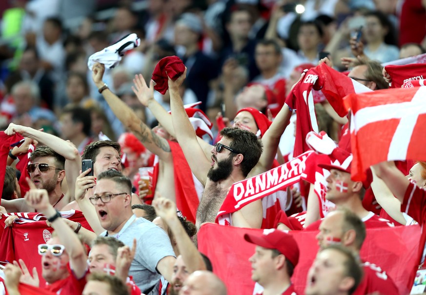 ARCHIVBILD ZUM GRUPPENGEGNER DER SCHWEIZ AN DER EM 2020 -- Fans of Denmark cheer for their team during the FIFA World Cup 2018 round of 16 soccer match between Croatia and Denmark in Nizhny Novgorod,  ...