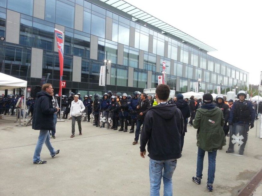 Ein Grossaufgebot der Polizei stellt sicher, dass alle Fussballfans den richtigen Platz im Stade de Suisse finden.