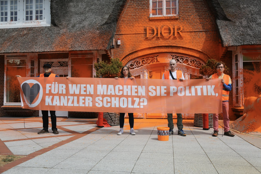 Auf Sylt hat die Letzte Generation den Luxus-Laden Dior im Juni 2023 mit oranger Farbe besprüht. Die Umweltaktivistinnen und -aktivisten kritisieren den deutschen Bundeskanzler Olaf Scholz.