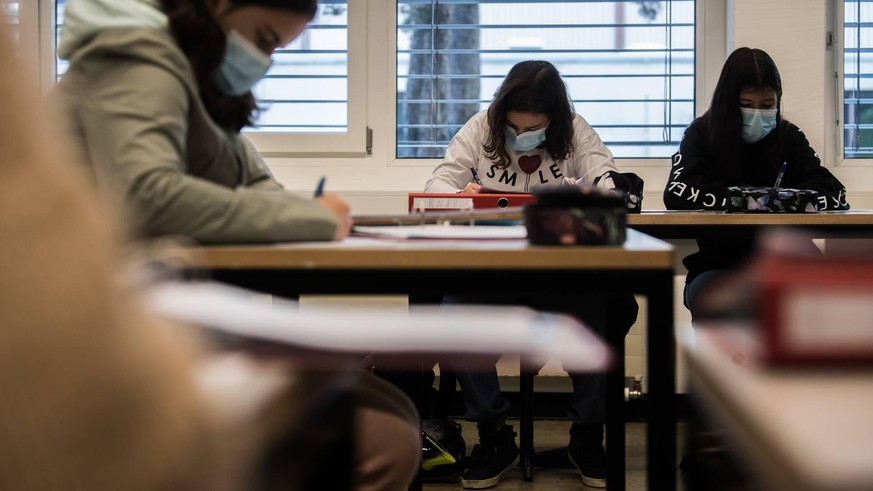 Die Maske alleine reicht nicht. Schulzimmer und andere Räume sollten gut gelüftet werden.