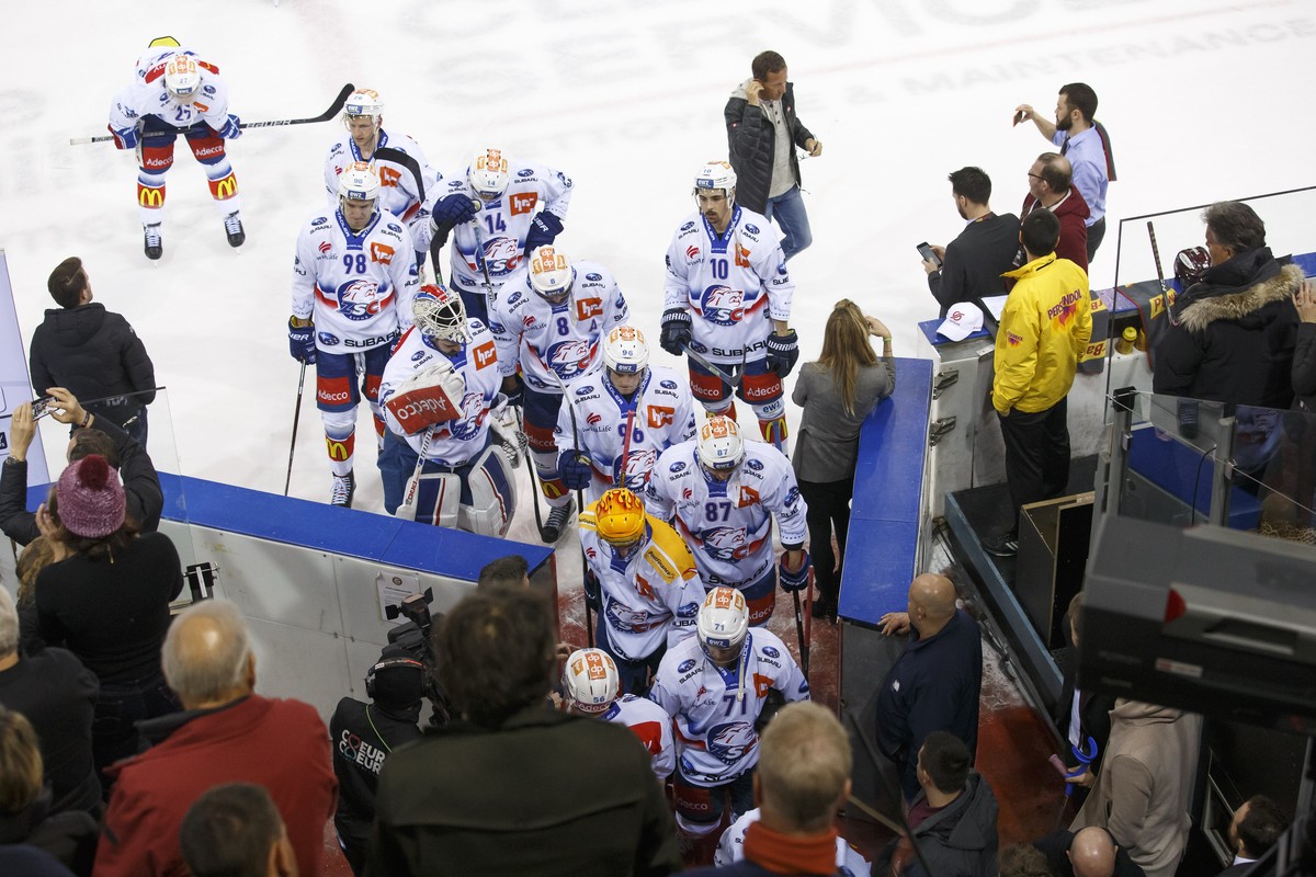 Lions' players leave the rink after losing against Geneve-Servette, during a National League regular season game of the Swiss Championship between Geneve-Servette HC and ZSC Lions, at the ice sta ...