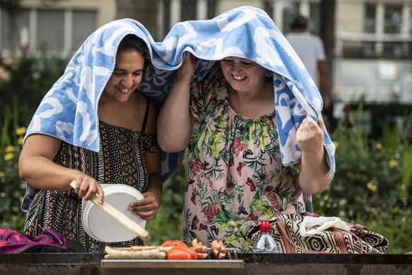 Zwei Frauen beim Grillieren bei der Kleinen Schanze, an der 1. August-Feier in Bern, am Mittwoch, 1. August 2018. (KEYSTONE/Patrick Huerlimann)