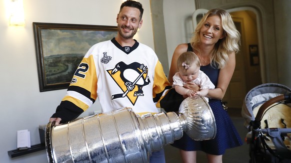 ARCHIVBILD ZUM RUECKTRITT VON MARK STREIT --- Switzerland&#039;s Mark Streit, his wife Fabienne and daughter Victoria, pose with the Stanley Cup trophy in Bern, Switzerland, August 2, 2017. Streit won ...