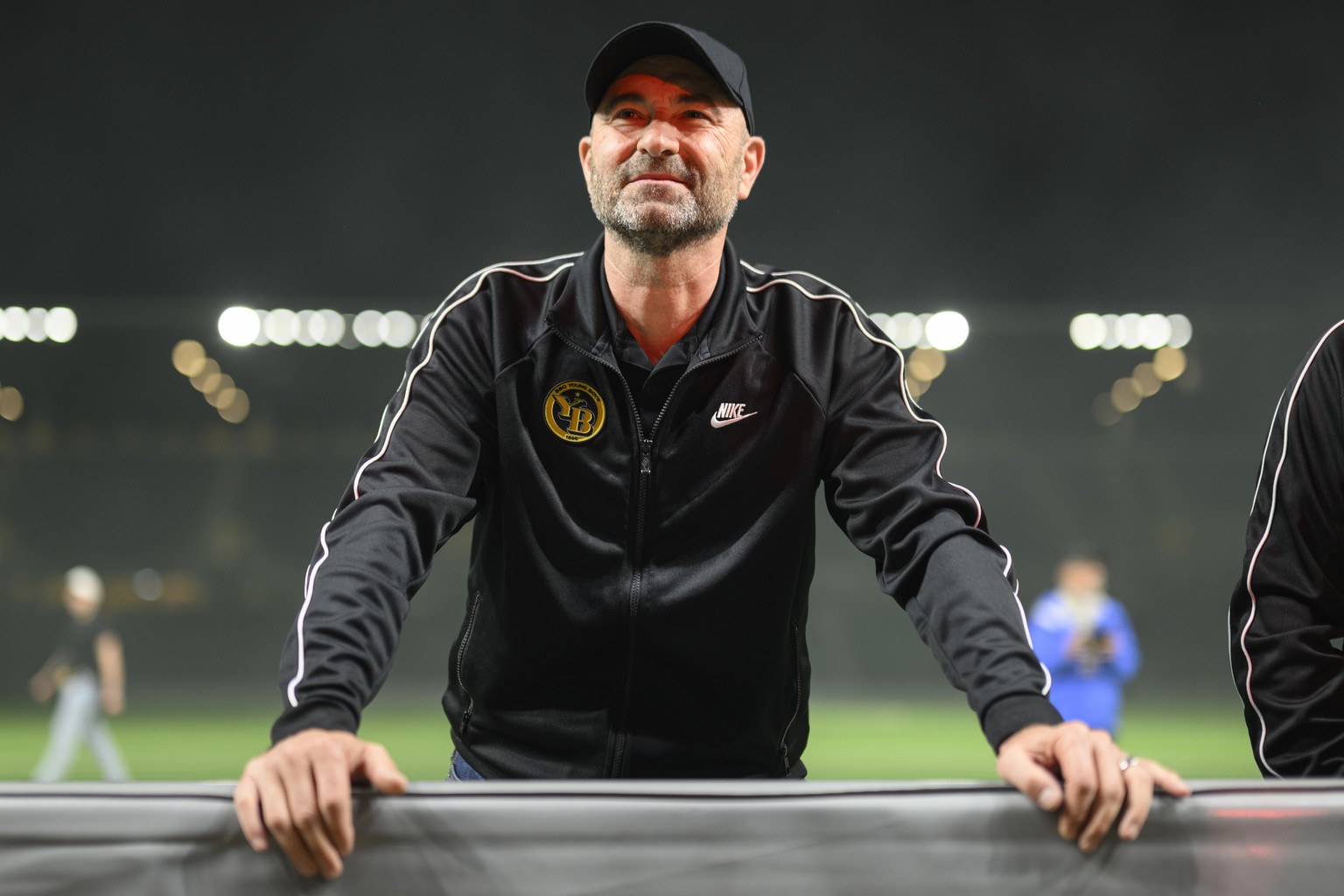 Interimstrainer Joel Patrick Magnin des BSC Young Boys geniesst den Moment, kurz nach Mitternacht am Dienstag, 21. Mai 2024 nach der Rueckfahrt von Genf im Stadion Wankdorf in Bern. YB hat nach dem 0: ...