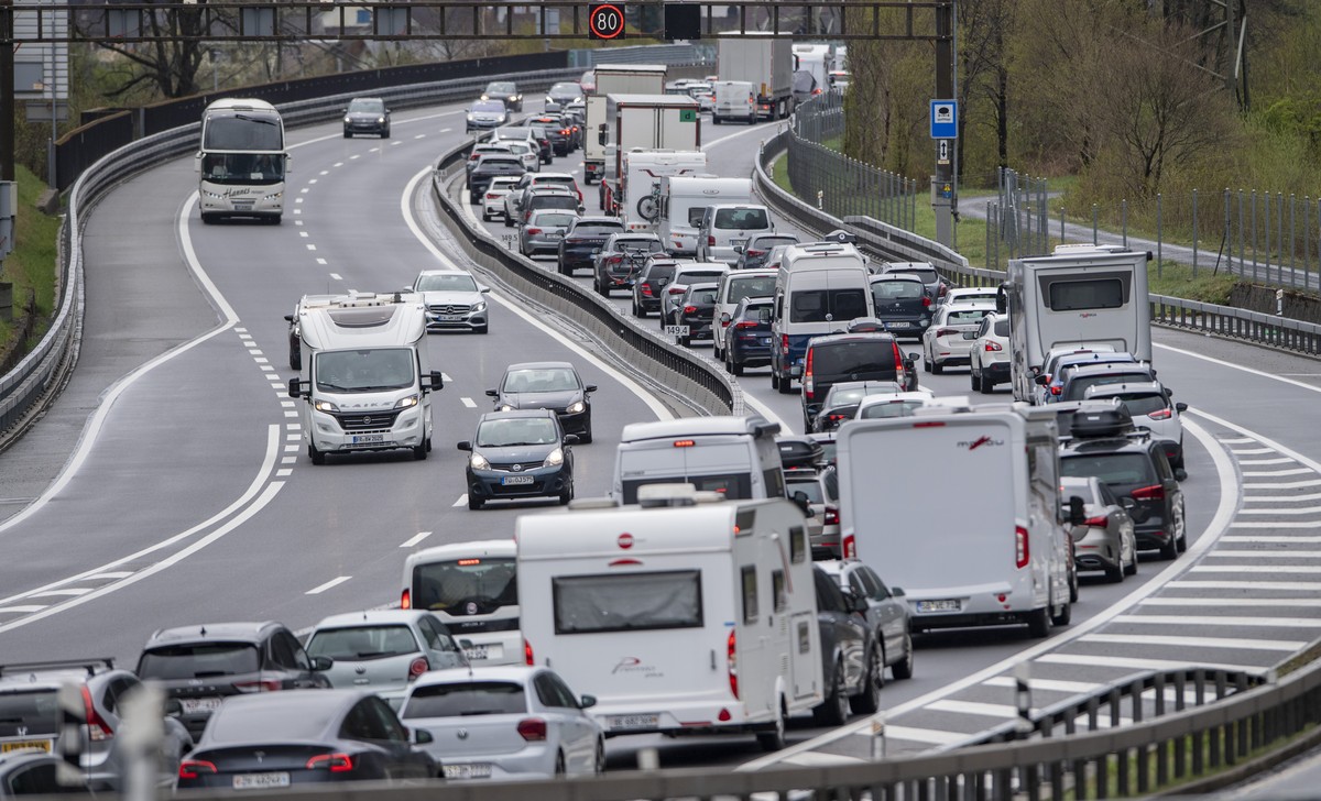 Der Reiseverkehr am Wochenende vor Ostern staut sich vor dem Gotthard Tunnel in Richtung Sueden zwischen Amsteg und Erstfeld bis auf 12 Kilometer Laenge, am Samstag, 9. April 2022 in Erstfeld. (KEYSTO ...