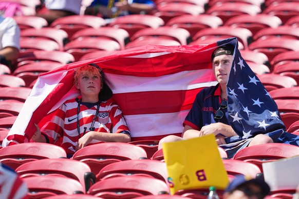 <p>Zwei US-Fans schützen sich vor der Nachmittagssonne in Santa Clara.</p>