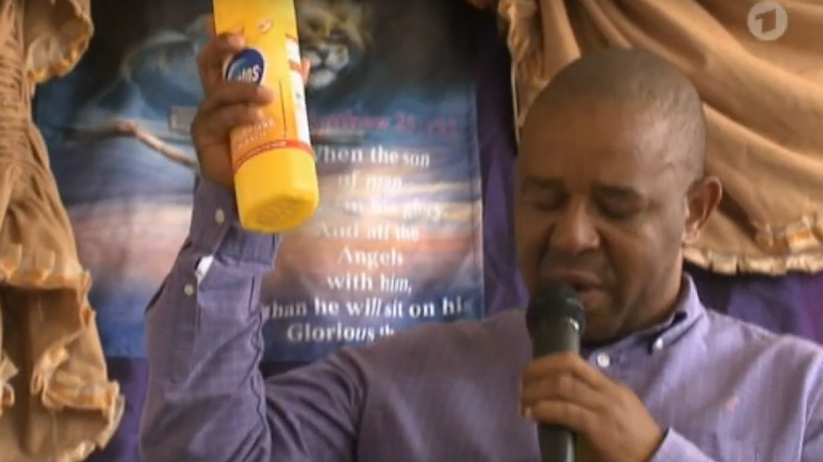 Pastor Sipho Mphakathi preist das Putzmittel an, mit dem Dämonen vertrieben werden sollen.