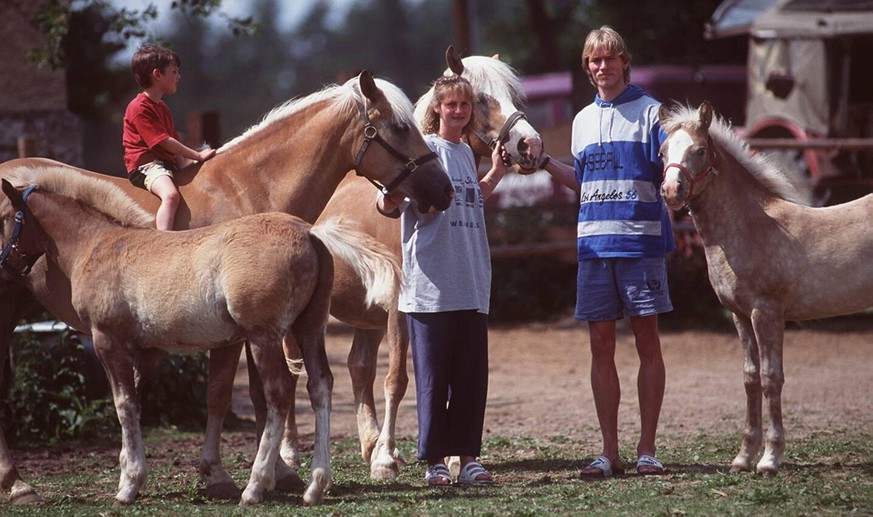 Rainer Rauffmann &amp; Ehefrau Margot 06/96 hˆr Fuﬂball DSC Arminia Bielefeld leger quer ganz drauﬂen stehend Tier Pferd festhaltend