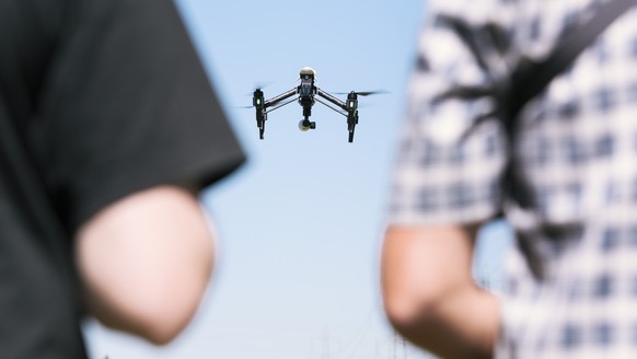 THEMENBILD ZUR MITTEILUNG DER MEDIENKOMMISSION FUER VERKEHR UND FERNMELDEWESEN (KVF-S) ZUM UMGANG MIT DROHNEN --- Eine DJI Inspire Drohne, aufgenommen wahrend des Praxisteils eines Drohnenkurses des S ...