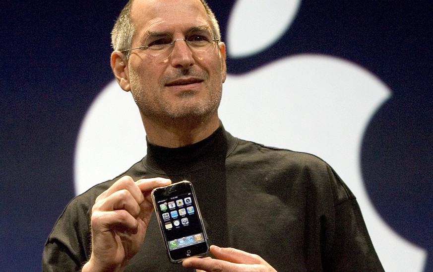 Apple-Gründer Steve Jobs im Jahr 2007 mit dem ersten iPhone.
