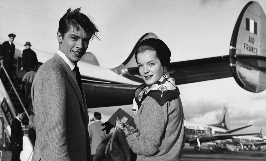 Arkiv 1958. Romy Schneider, 1938-1982, √∂sterrikisk skadespelerska, huvudsaklingen verksam i Frankrike. H√§r tillsammans med maken, franske filmstj√§rnan Alain Delon i samband med en flygresa fran Par ...