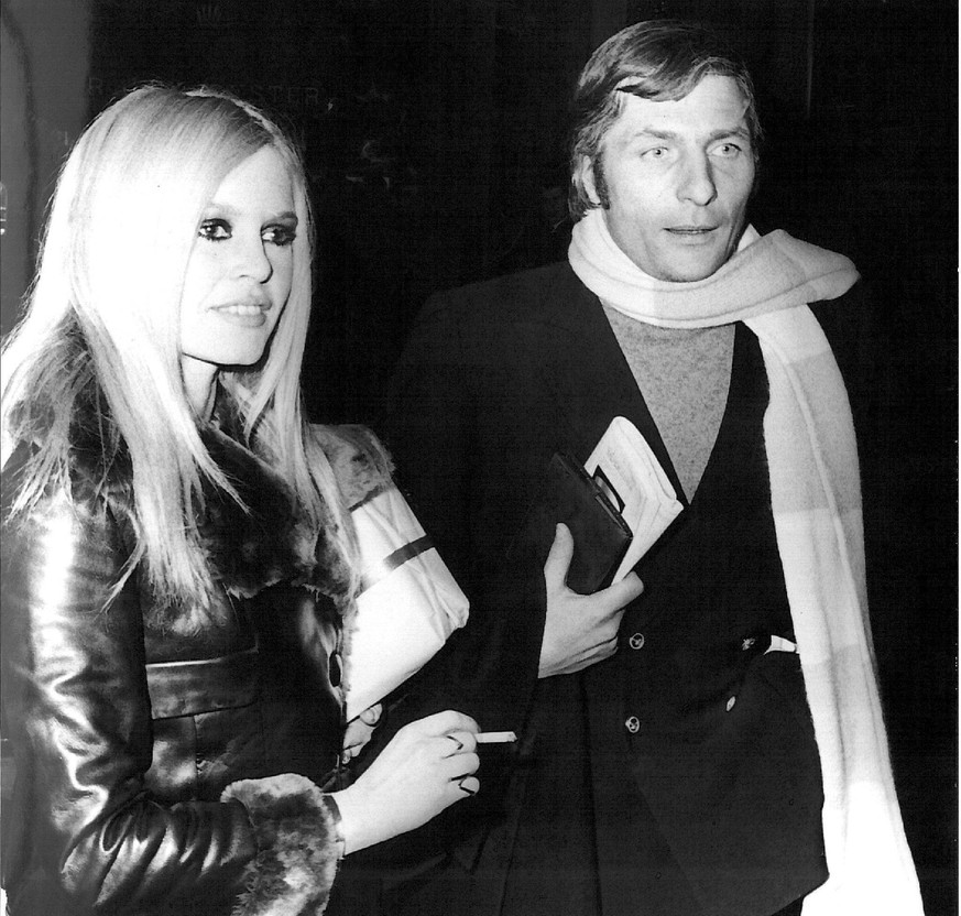 GENEVE-COINTRIN ---- BRIGITTE BARDOT AND GUNTHER SACHS ARRIVED, BY PRIVATE PLANE AT GENEVE-COINTRIN ./.JEP/WST/BELGA. PUBLICATIONxINxGERxSUIxAUTxONLY x270665x