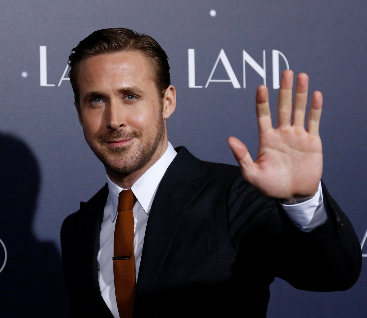 Cast member Ryan Gosling waves at the premiere of "La La Land" in Los Angeles, California U.S., December 6, 2016. REUTERS/Mario Anzuoni