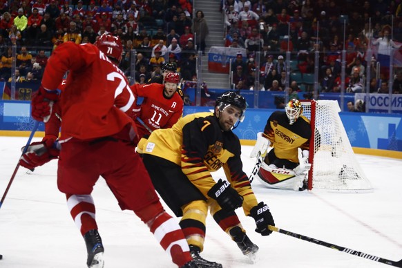 epa06563153 Ilya Kovalchuk of OAR (L) in action against Daryl Boyle of Germany (C) during the Men&#039;s Ice Hockey Gold Medal Game between the Olympic Athlete from Russia (OAR) and Germany at the Gan ...