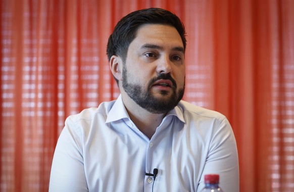 Cedric Wermuth, Co-Praesident SP, spricht waehrend einer Medienkonferenz eines ueberparteilichen Gremiums zum Thema &quot;Nein zur Verrechnungssteuer-Vorlage&quot;, am Donnerstag, 25. August 2022 in B ...