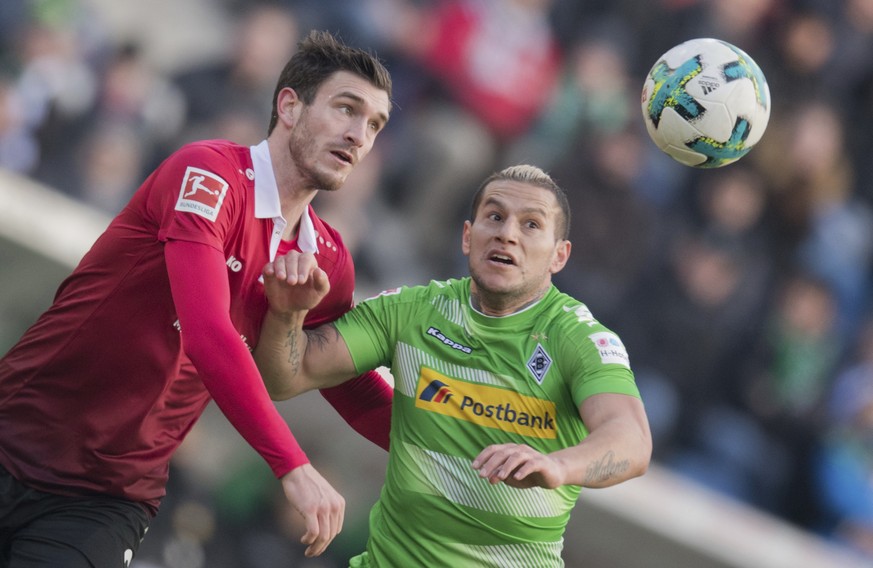 Hannover&#039;s Josip Elez, left, and Gladbach&#039;s Raul Bobadilla challenge for the ball during the German Bundesliga soccer match between Hannover 96 and Borussia Moenchengladbach in Hannover, nor ...