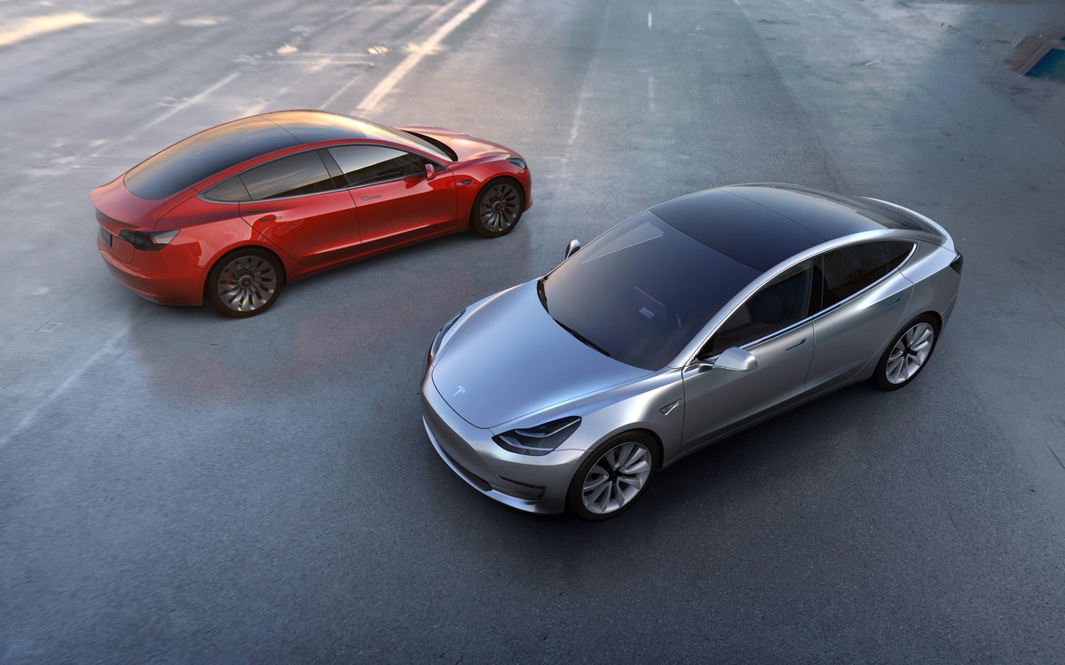 epa05243588 An undated handout photo made available by Tesla late 31 March 2016 shows the Tesla Model 3 electric car that was unveiled in Hawthorne, California, USA, 31 March 2016. According to Tesla, ...