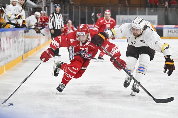 Der Rapperswiler SC Rapperswil-Jona Lakers Nicklas Jensen, links, gegen Servettes Marco Maurer, im Eishockeyspiel der National League zwischen den Rapperswil-Jona Lakers und dem Geneve-Servette HC, am ...