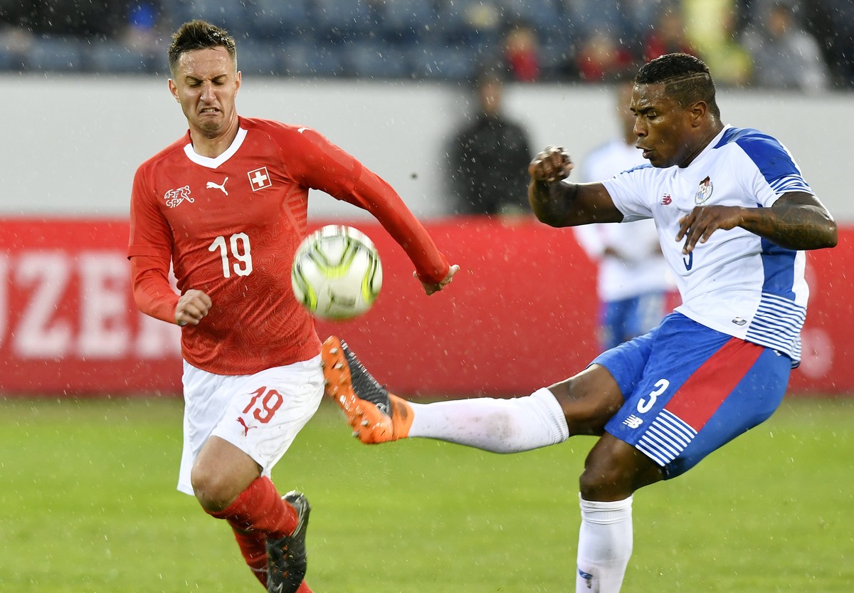 epa06632910 Switzerland's Mario Gavranovic, left, fights for the ball against Panama's Harold Cummings, right, during the International Friendly soccer match between Switzerland and Panama i ...