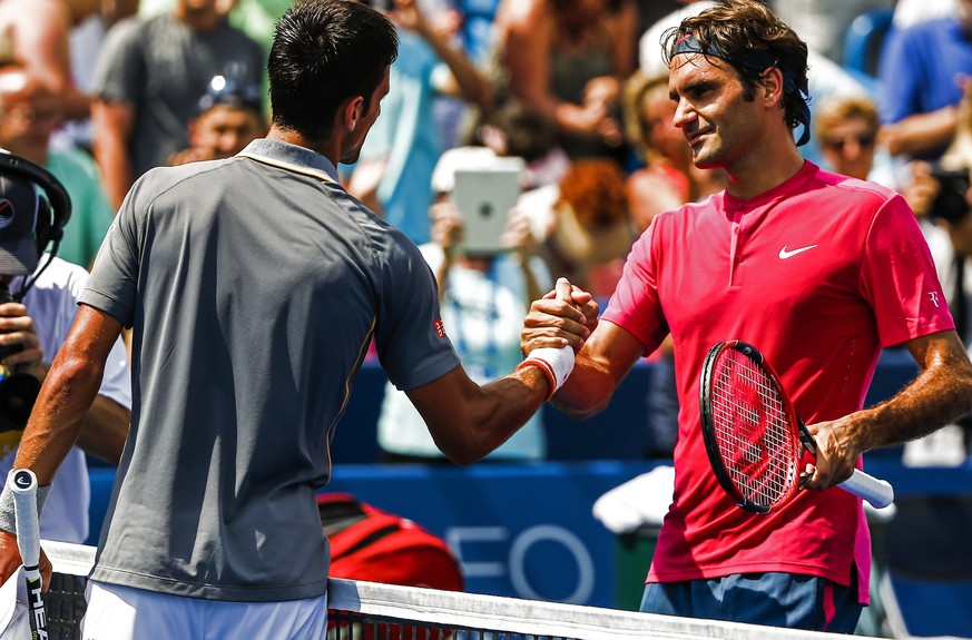 «Too good»: Novak Djokovic gratuliert Roger Federer bei seinem 30. und letzten Vorstoss ans Netz zum Matchgewinn.