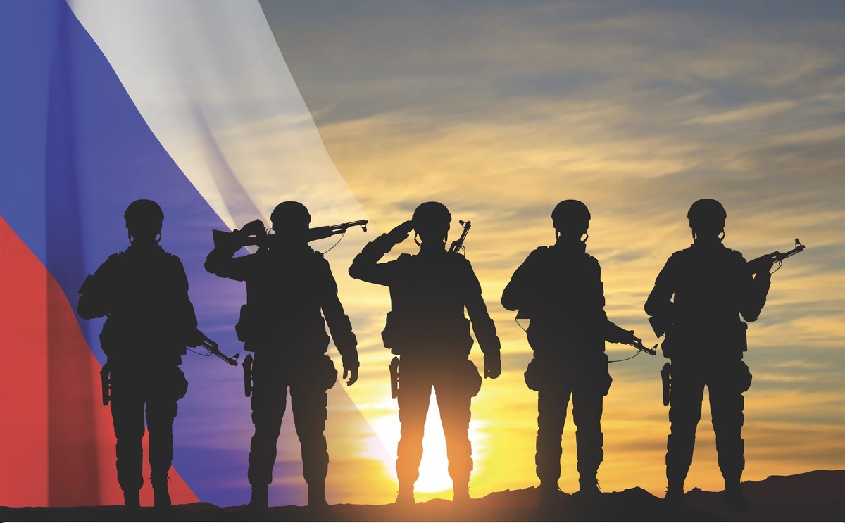 Silhouettes de soldats russes sur fond de coucher de soleil avec le drapeau russe. Concept de recrutement militaire. EPS10 image vectorielle