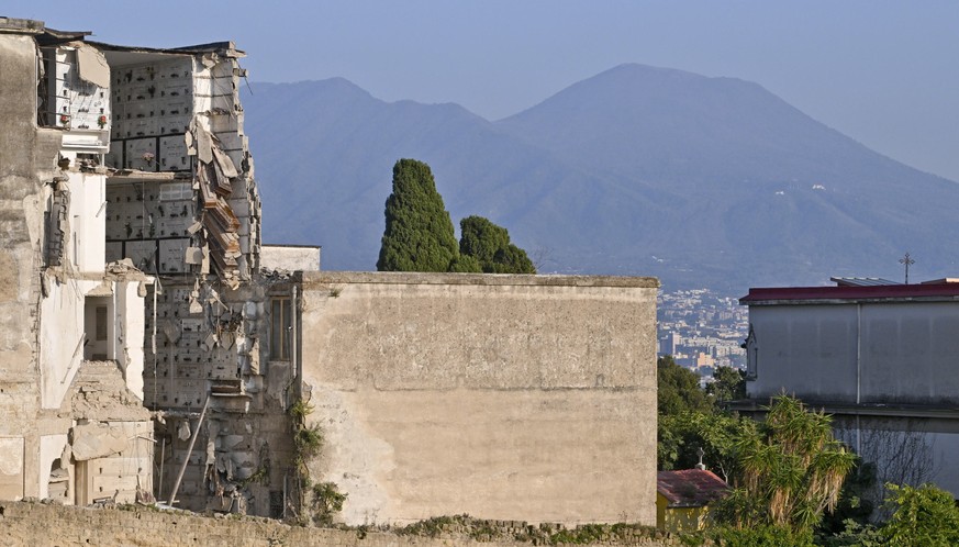 epa10251112 Coffins are visible following the collapsed coven on the hillside of Poggioreale cemetery in Naples, Italy, 17 October 2022 (issued 18 October 2022). A structural collapse at a Naples ceme ...