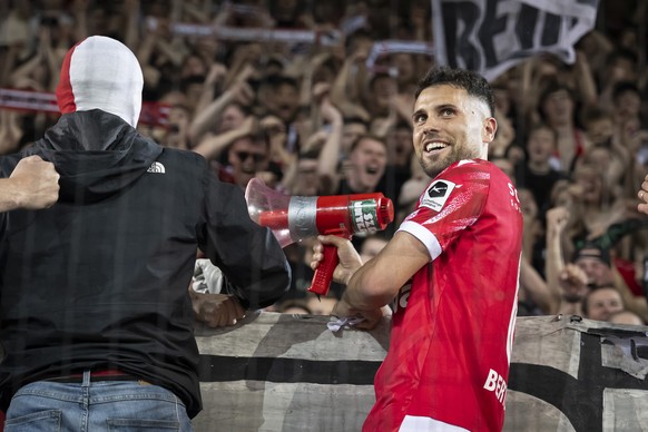 Leonardo Bertone (FCT), rechts, und Fans jubeln nach dem Sieg (2-1) gegen FC Aarau und steigen in die Super League auf, nach dem Fussball Meisterschaftsspiel der Swiss Challenge League zwischen FC Thu ...