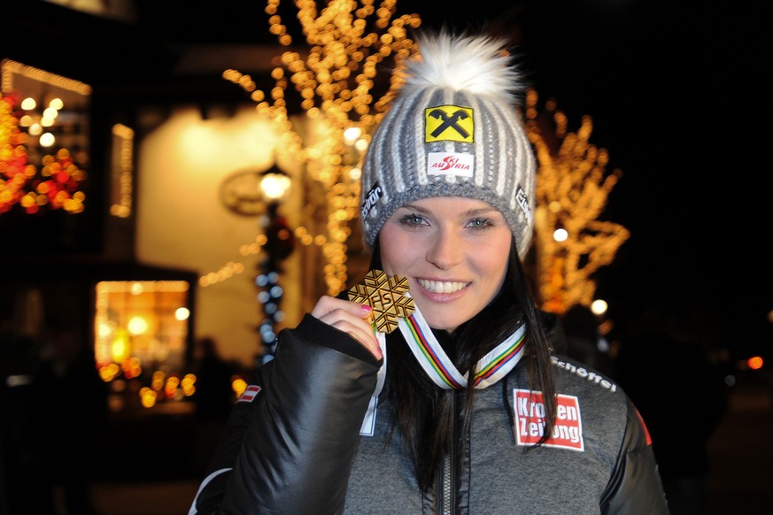 Anna Fenninger präsentiert ihre zweite WM-Goldmedaille.