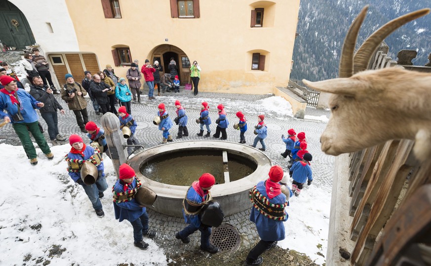 epa05189005 Children sing as they celebrate &#039;Chalandamarz&#039; in Guarda, Switzerland, 01 March 2016. &#039;Chalandamarz&#039; celebrates the beginning of spring and winter is being chased away  ...