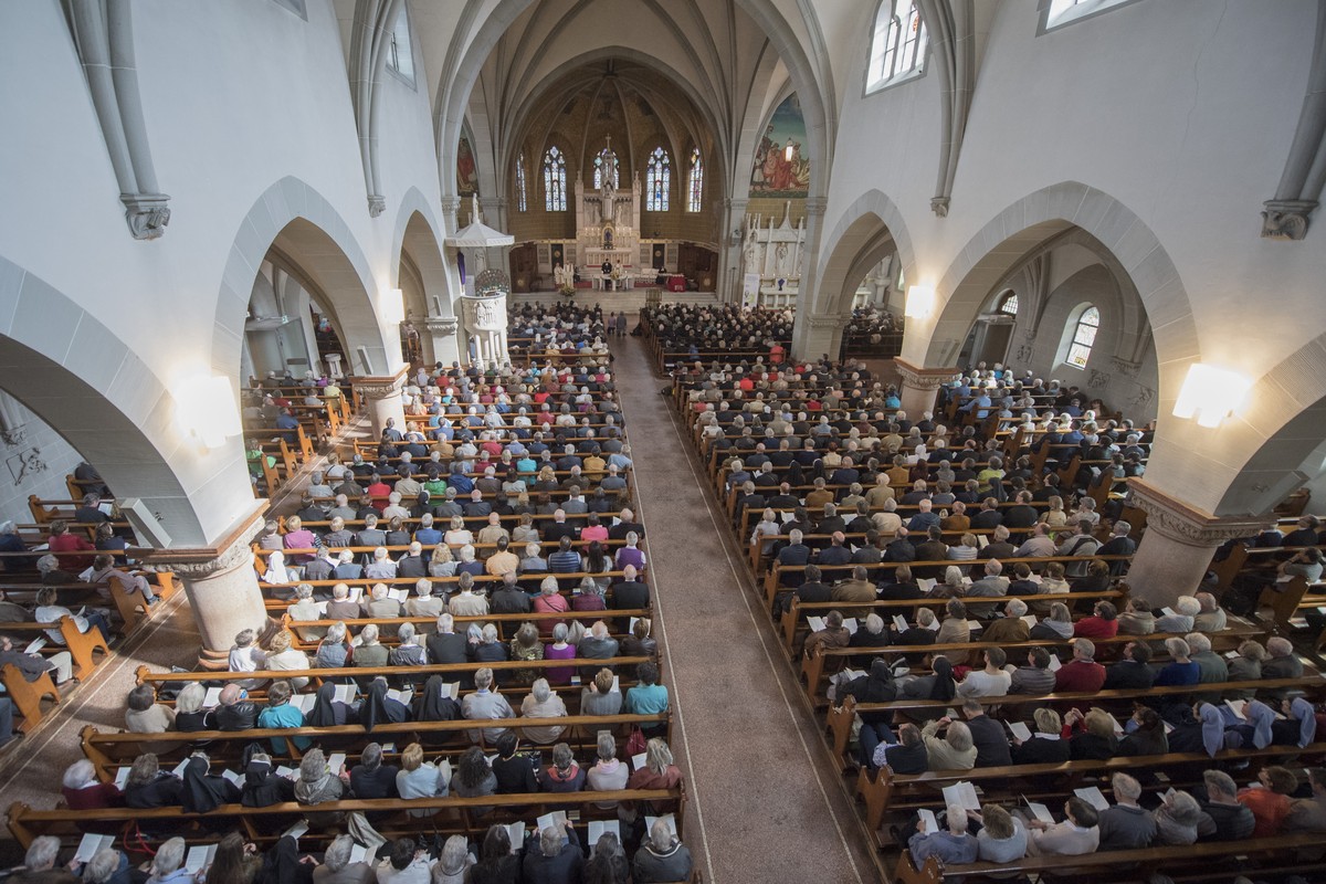 Besucher waehrend dem Oekumenischen Gottesdienst in der vollbesetzten Kirche St. Michel anlaesslich der Feierlichkeiten am Samstag, 1. April 2017, in Zug. Die Reformierte und Katholische Kirche feiern ...