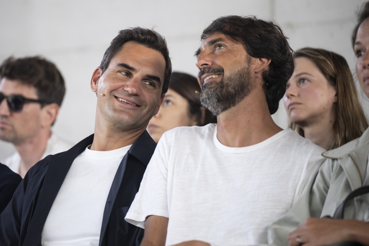 Roger Federer, links, spricht mit On-Gruender Caspar Coppetti waehrend der Praesentation der Kollektion von Swiss Olympic, Ochsner Sport und On anlaesslich der